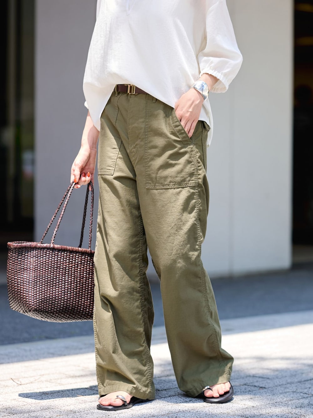 グリーン系のカーゴパンツ、ホワイト系のシャツ/ブラウス、ブラック系のサンダルを着用したレディースの夏コーディネートの8枚目の写真