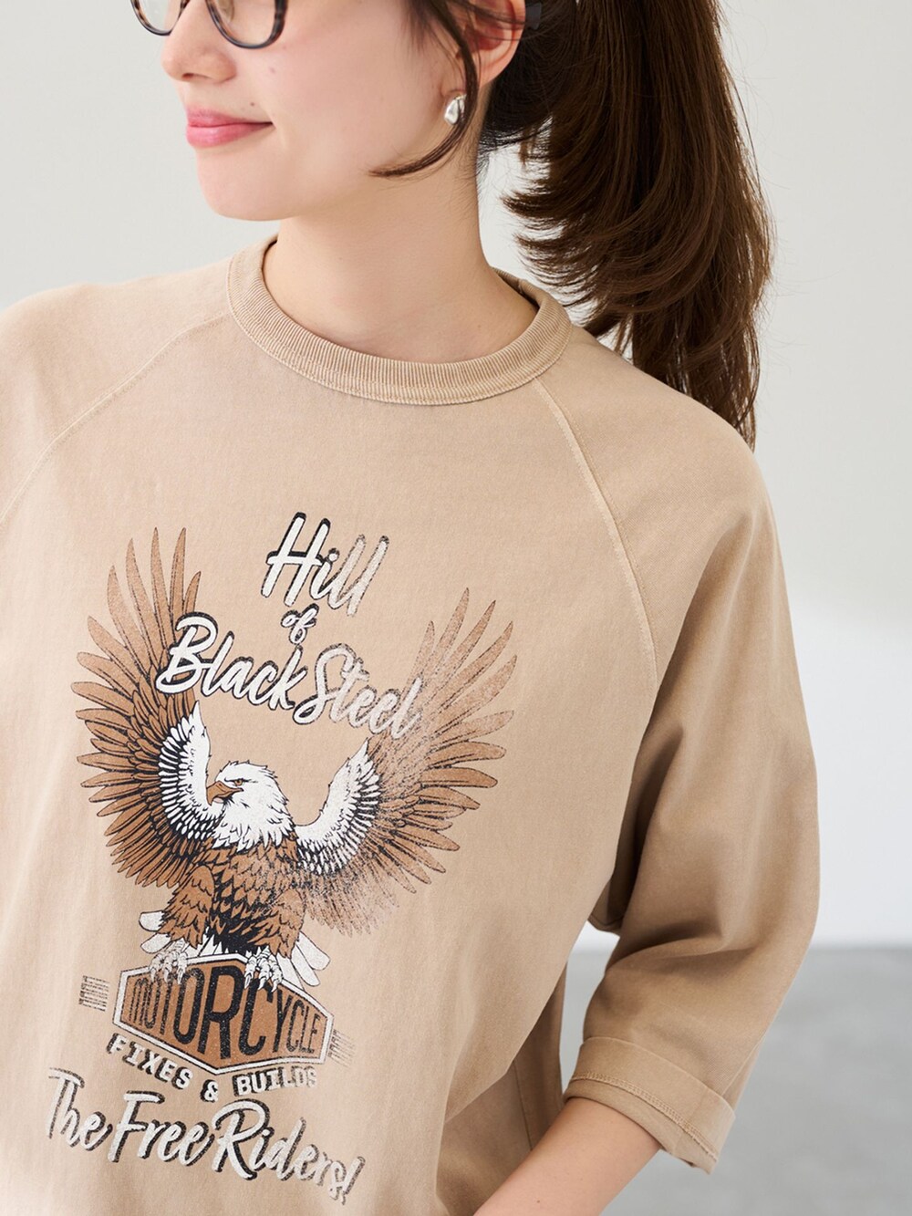 ブラック系のスカート、ベージュ系のTシャツ/カットソー、ブラック系のショルダーバッグを着用したレディースの冬コーディネートの7枚目の写真