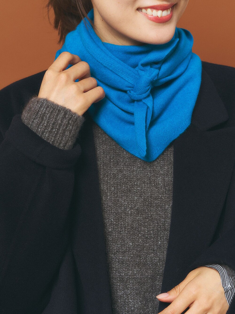 グレー系のその他パンツ、グレー系のニット/セーター、ブラック系のその他シューズを着用したレディースの冬コーディネートの4枚目の写真