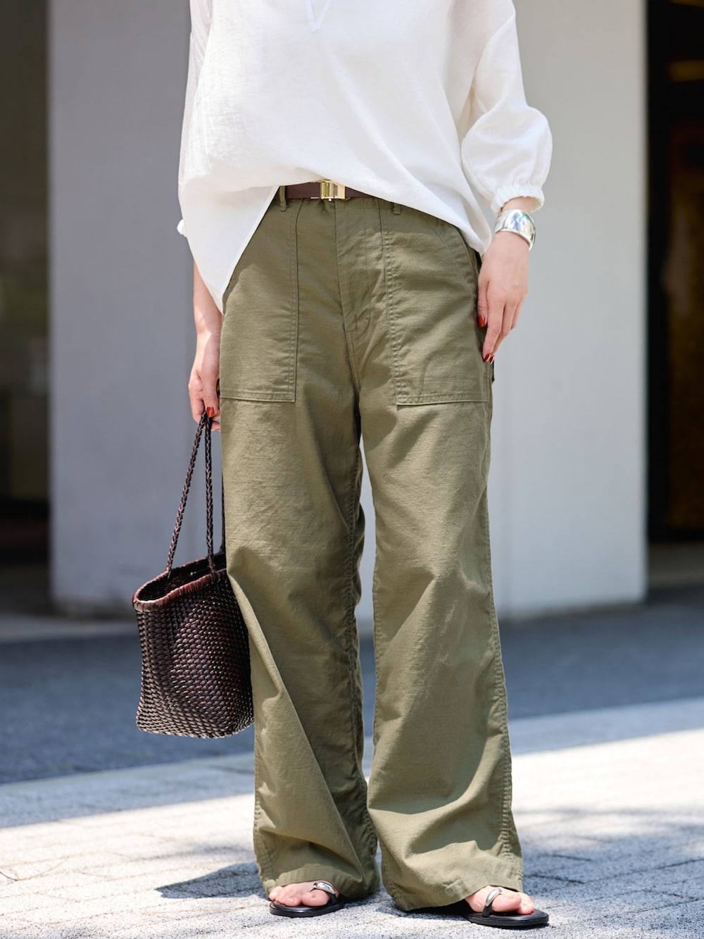 グリーン系のカーゴパンツ、ホワイト系のシャツ/ブラウス、ブラック系のサンダルを着用したレディースの夏コーディネートの7枚目の写真