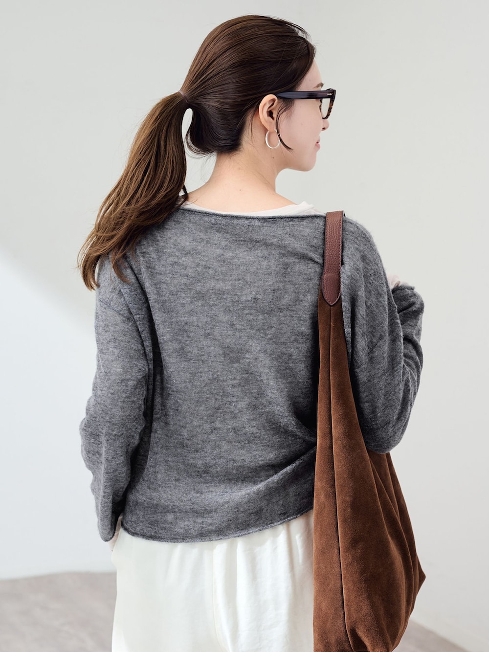 ホワイト系のTシャツ/カットソー、グレー系のニット/セーター、ブラウン系のトートバッグを着用したレディースの夏コーディネートの6枚目の写真