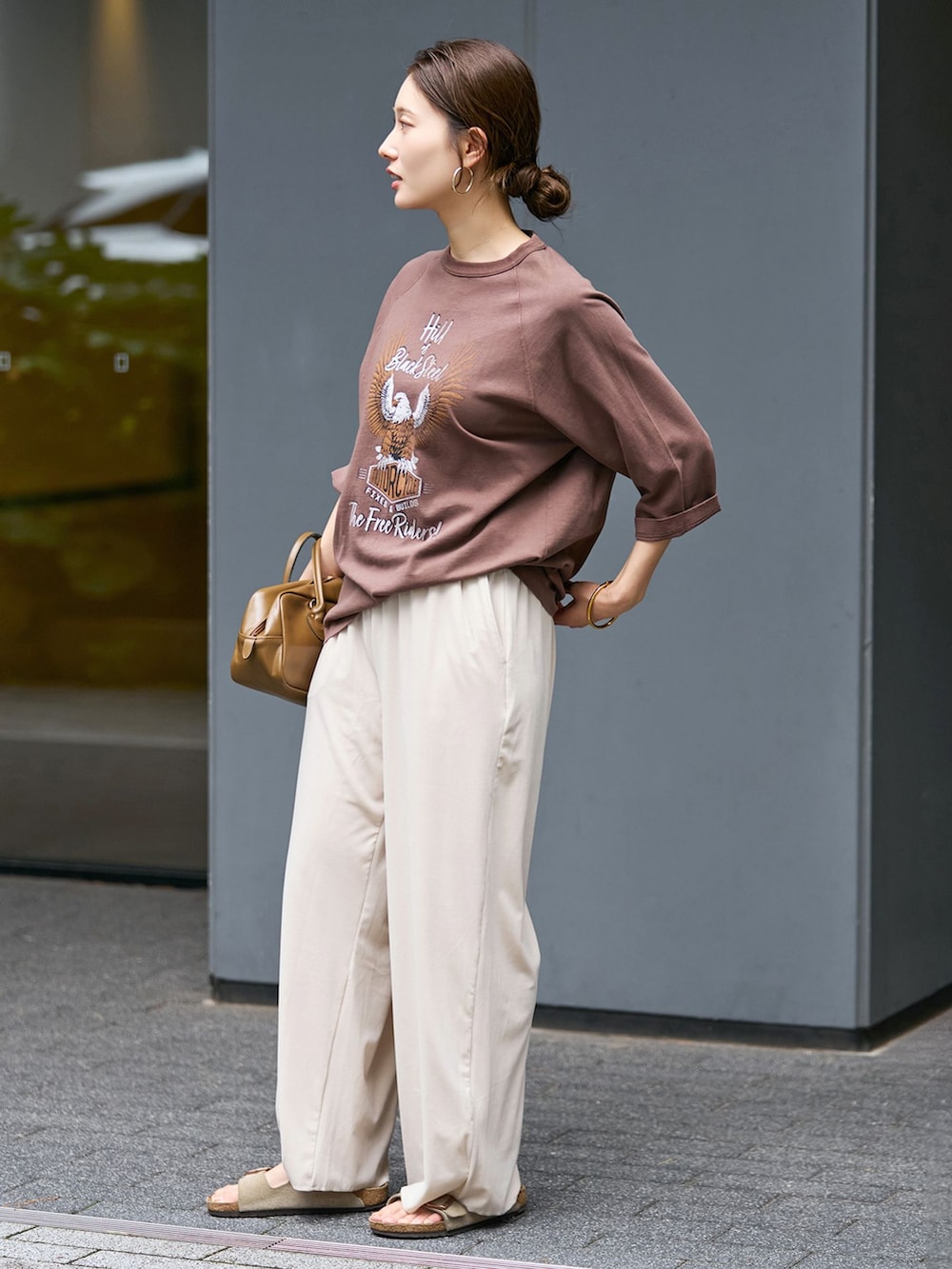 ホワイト系のその他パンツ、ブラウン系のTシャツ/カットソー、ブラウン系のショルダーバッグを着用したレディースの夏コーディネートの2枚目の写真