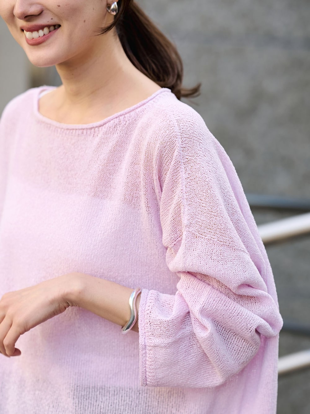 ブラック系のスカート、ピンク系のニット/セーターを着用したレディースの冬コーディネートの6枚目の写真