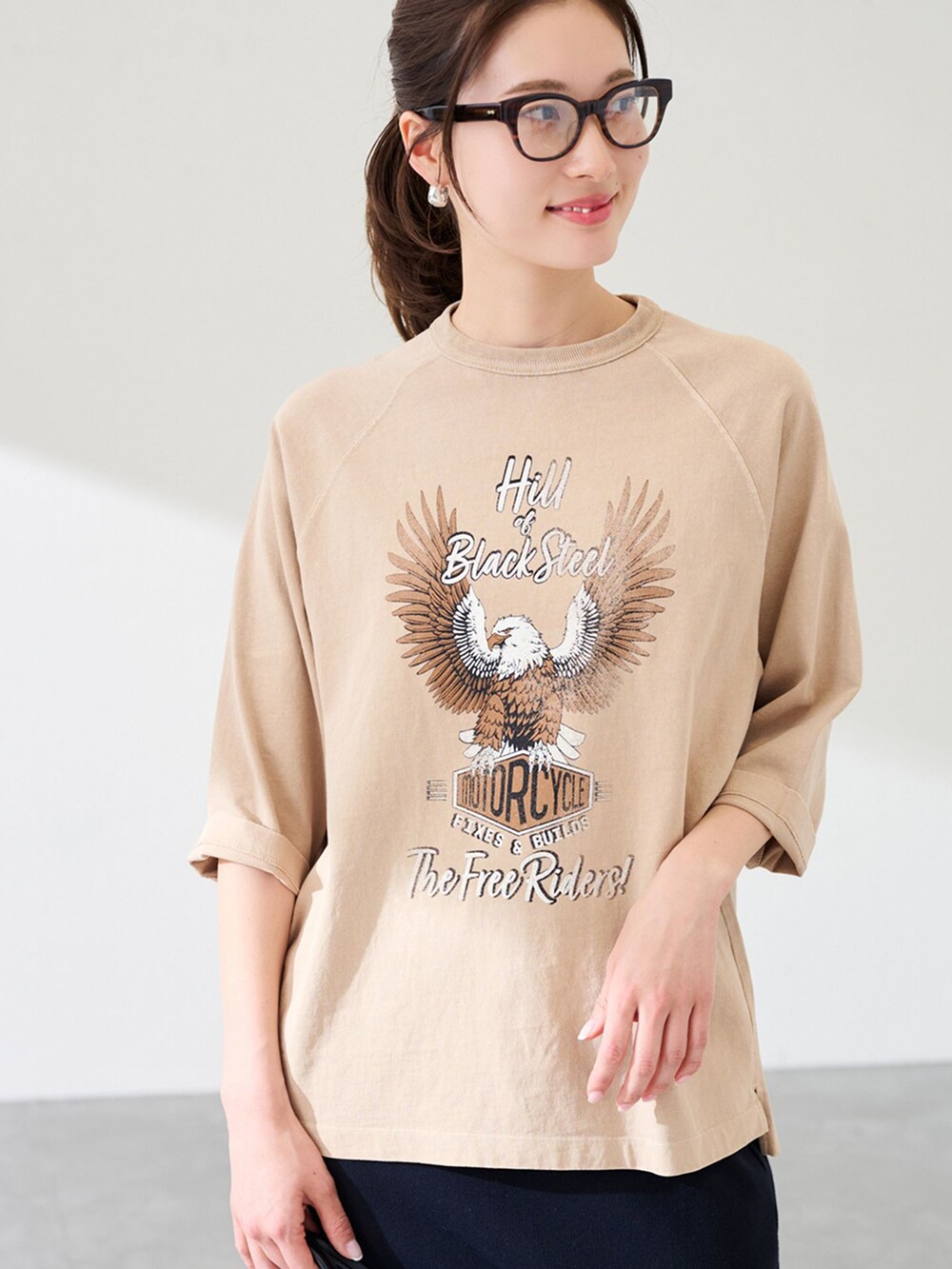 ブラック系のスカート、ベージュ系のTシャツ/カットソー、ブラック系のショルダーバッグを着用したレディースの冬コーディネートの6枚目の写真