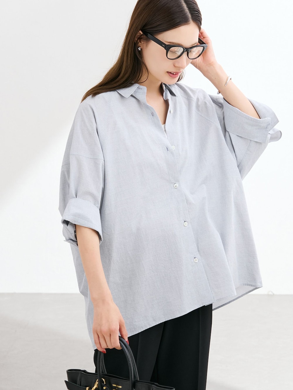 ブラック系のスラックス、その他のシャツ/ブラウス、ブラック系のショルダーバッグを着用したレディースの夏コーディネートの4枚目の写真