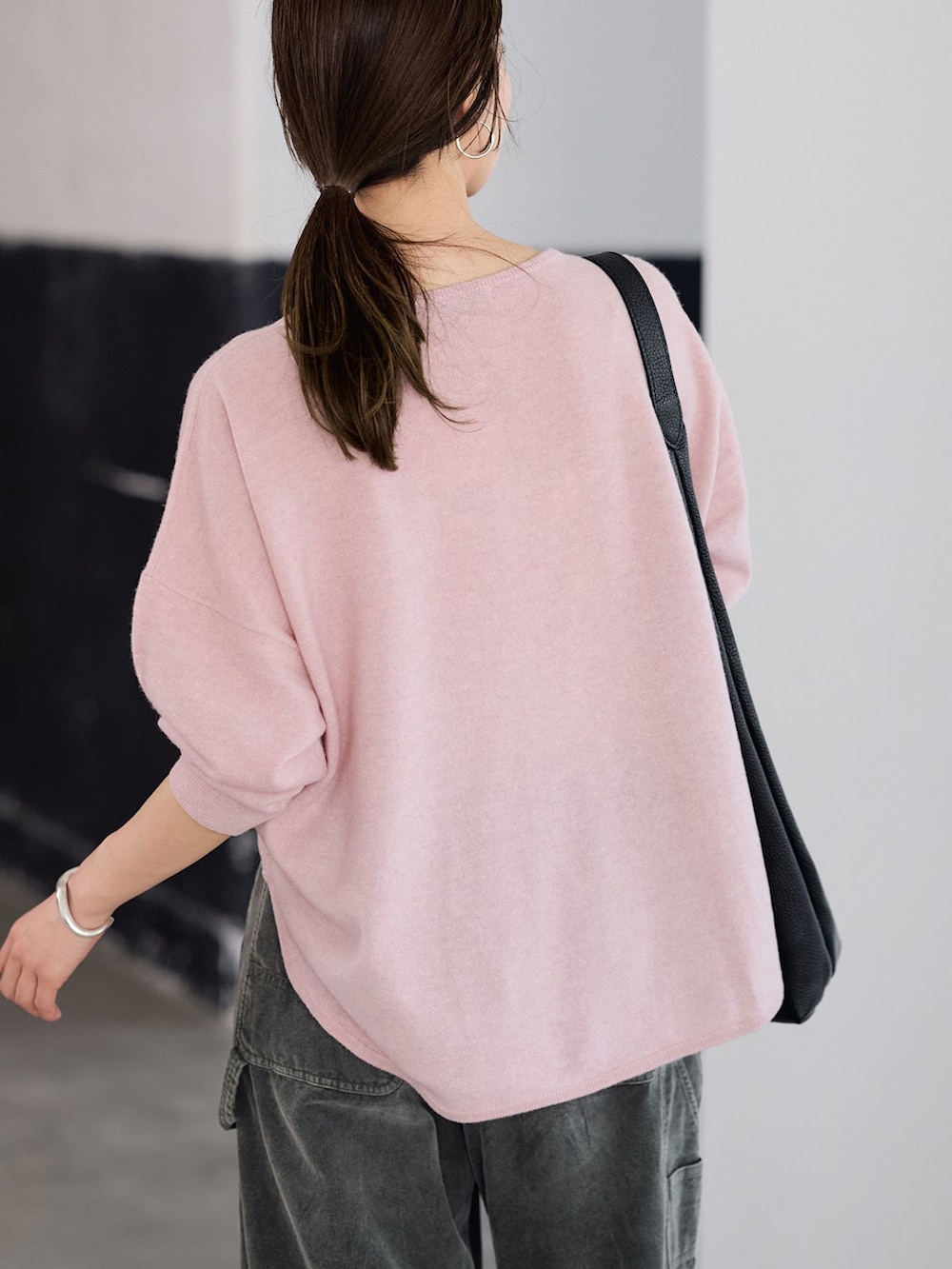 グリーン系のその他パンツ、レッド系のニット/セーター、ブラック系のトートバッグを着用したレディースの夏コーディネートの5枚目の写真
