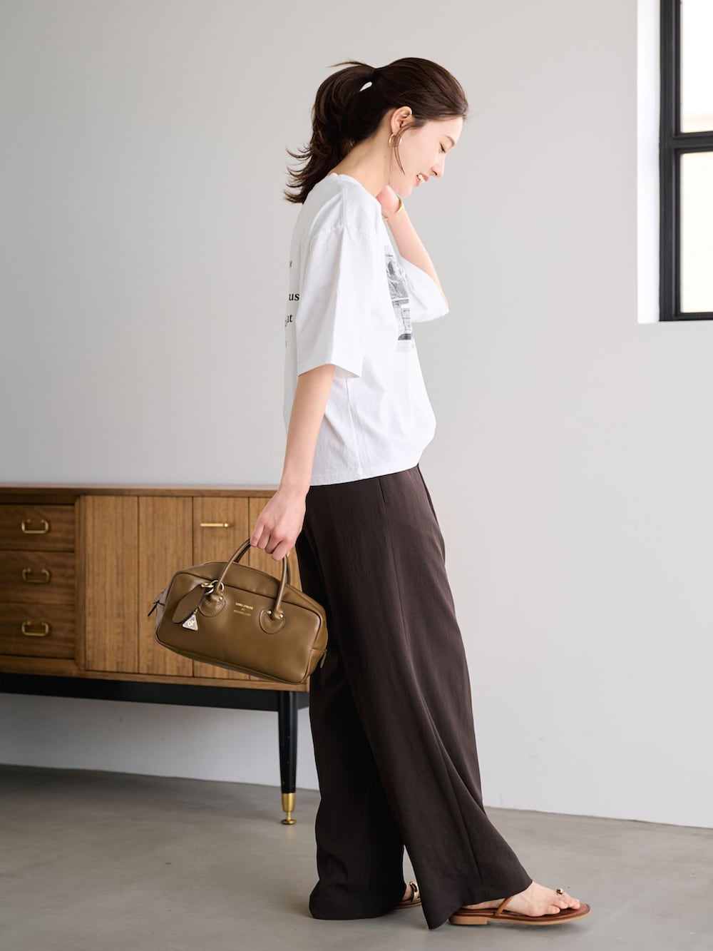 ブラウン系のその他パンツ、ホワイト系のTシャツ/カットソーを着用したレディースの春コーディネートの3枚目の写真