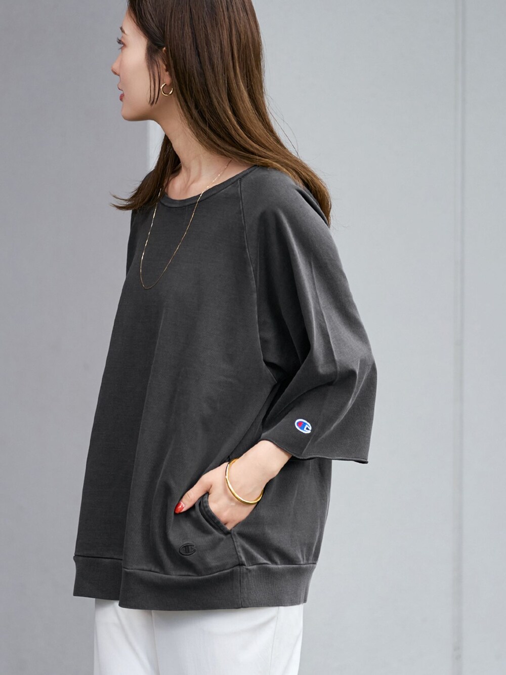 ホワイト系のその他パンツ、ブラック系のTシャツ/カットソー、ブラック系のショルダーバッグを着用したレディースの夏コーディネートの5枚目の写真