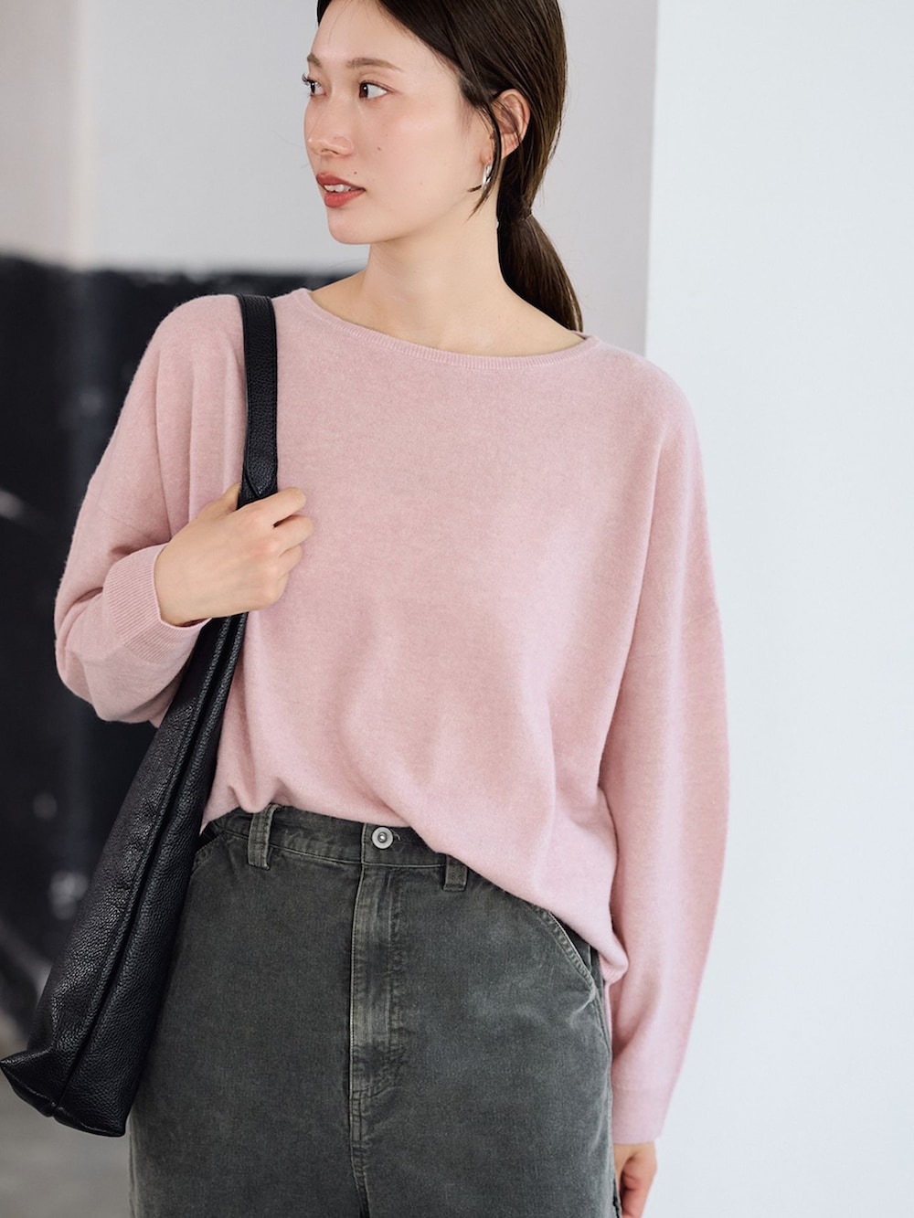 グリーン系のその他パンツ、レッド系のニット/セーター、ブラック系のトートバッグを着用したレディースの夏コーディネートの9枚目の写真