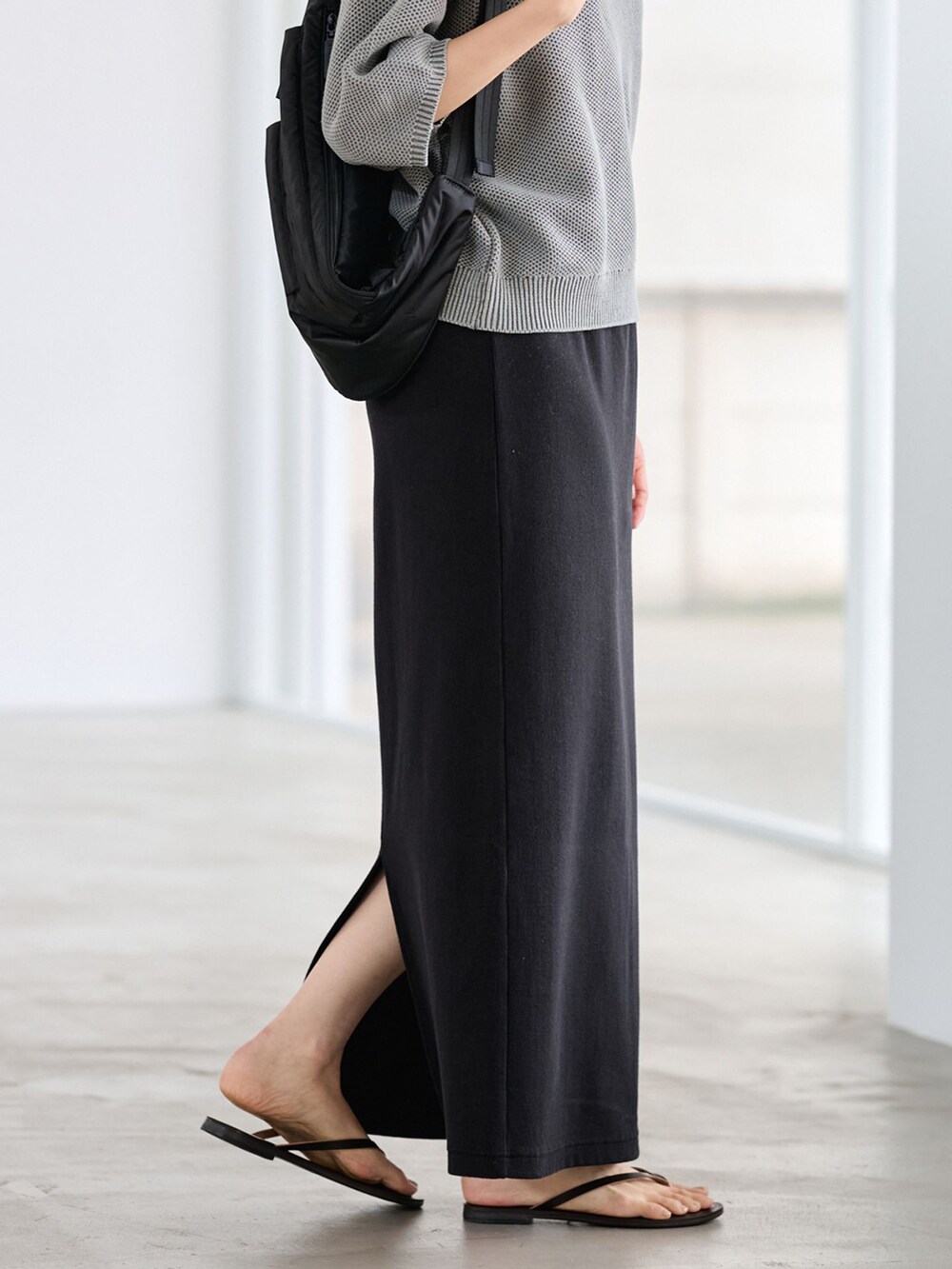 ブラック系のスカート、グリーン系のニット/セーターを着用したレディースの冬コーディネートの5枚目の写真