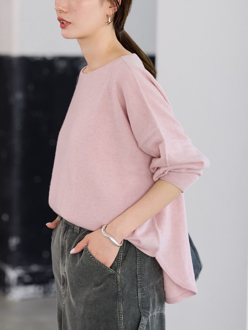 グリーン系のその他パンツ、レッド系のニット/セーター、ブラック系のトートバッグを着用したレディースの夏コーディネートの4枚目の写真