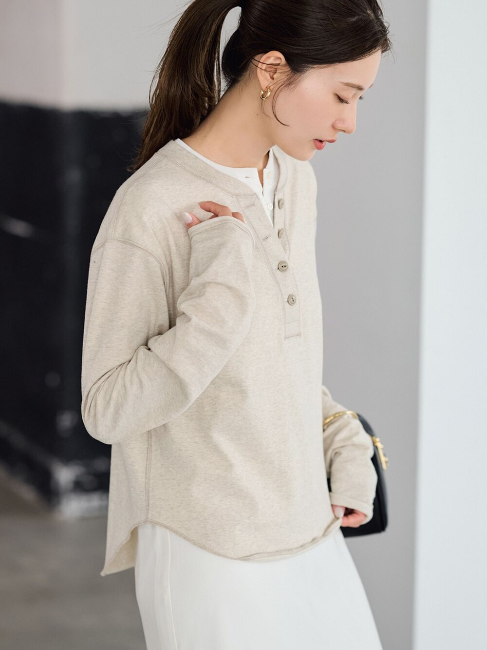 ホワイト系のTシャツ/カットソー、ブラック系のボストンバッグ、ベージュ系のその他シューズを着用したレディースの夏コーディネートの6枚目の写真