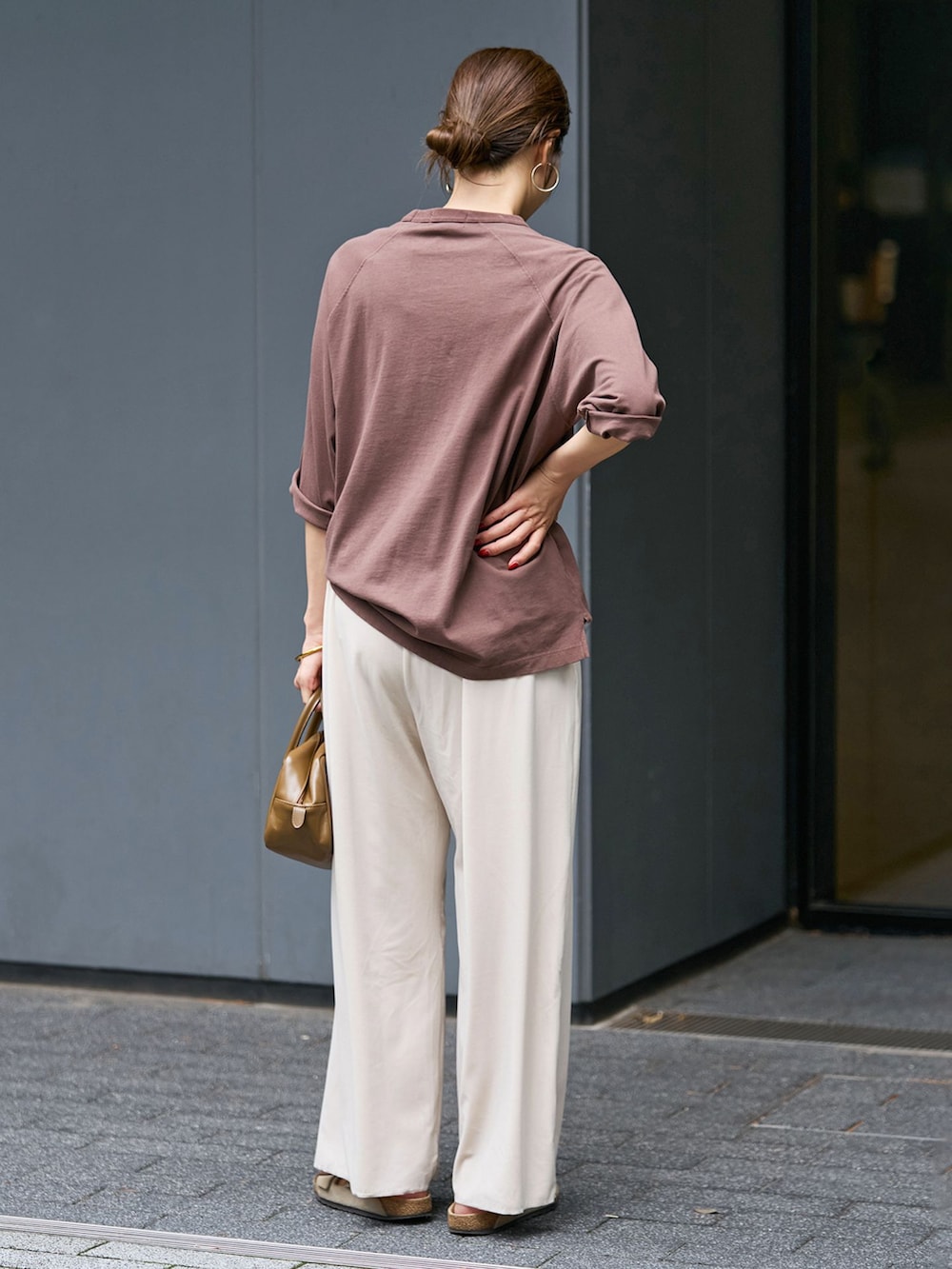 ホワイト系のその他パンツ、ブラウン系のTシャツ/カットソー、ブラウン系のショルダーバッグを着用したレディースの夏コーディネートの3枚目の写真