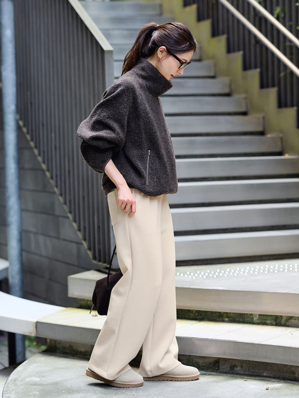 ベージュ系のその他パンツ、ブラウン系のボストンバッグを着用したレディースの秋コーディネートの2枚目の写真