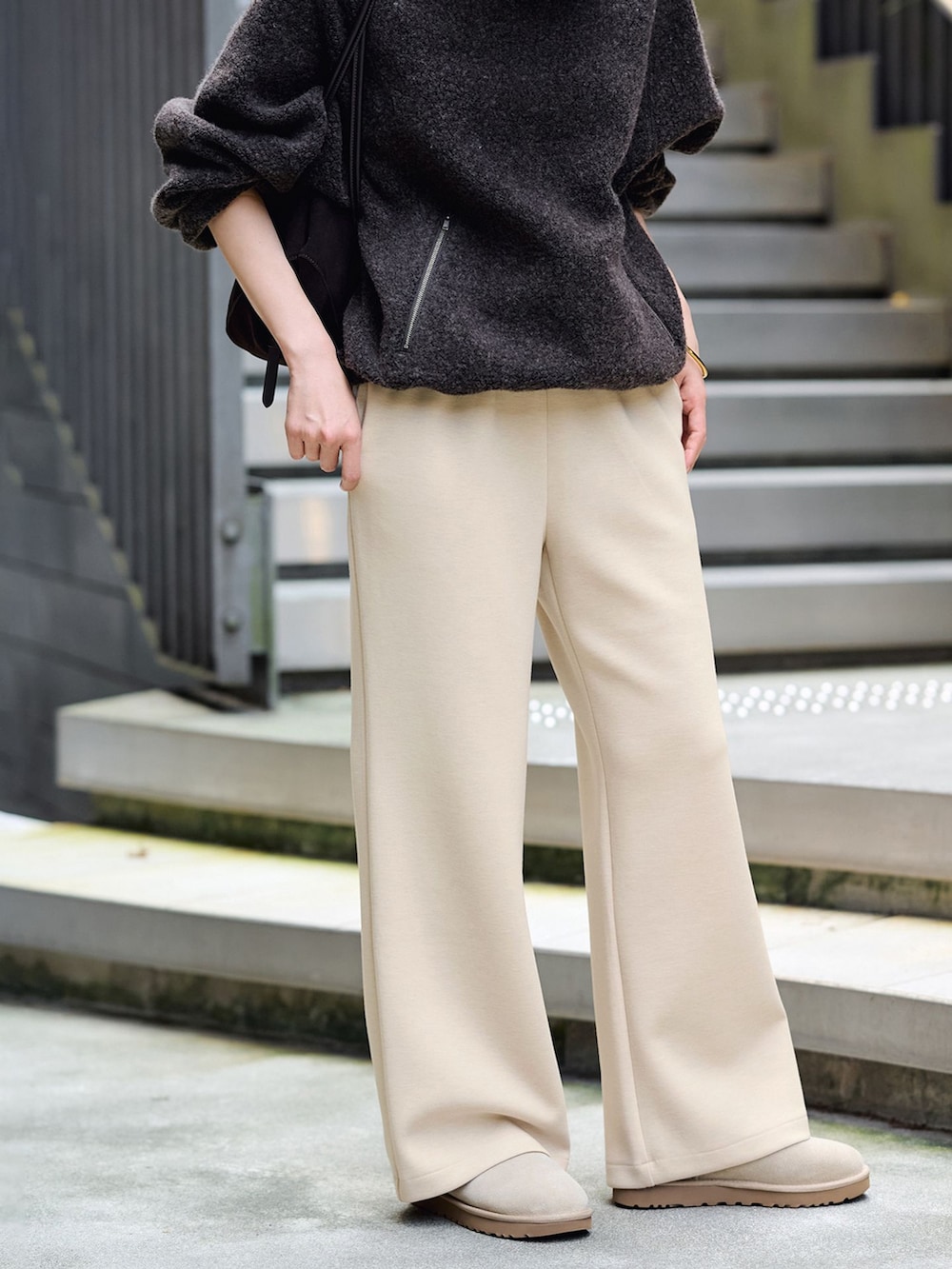 ベージュ系のその他パンツ、ブラウン系のボストンバッグを着用したレディースの秋コーディネートの6枚目の写真