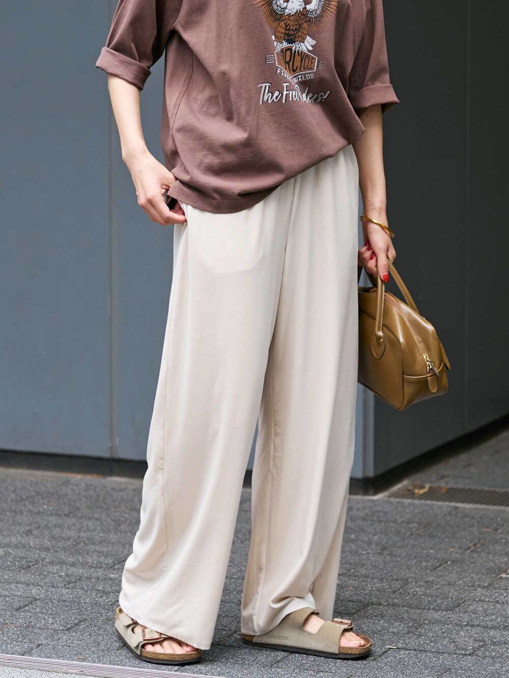 ホワイト系のその他パンツ、ブラウン系のTシャツ/カットソー、ブラウン系のショルダーバッグを着用したレディースの夏コーディネートの5枚目の写真