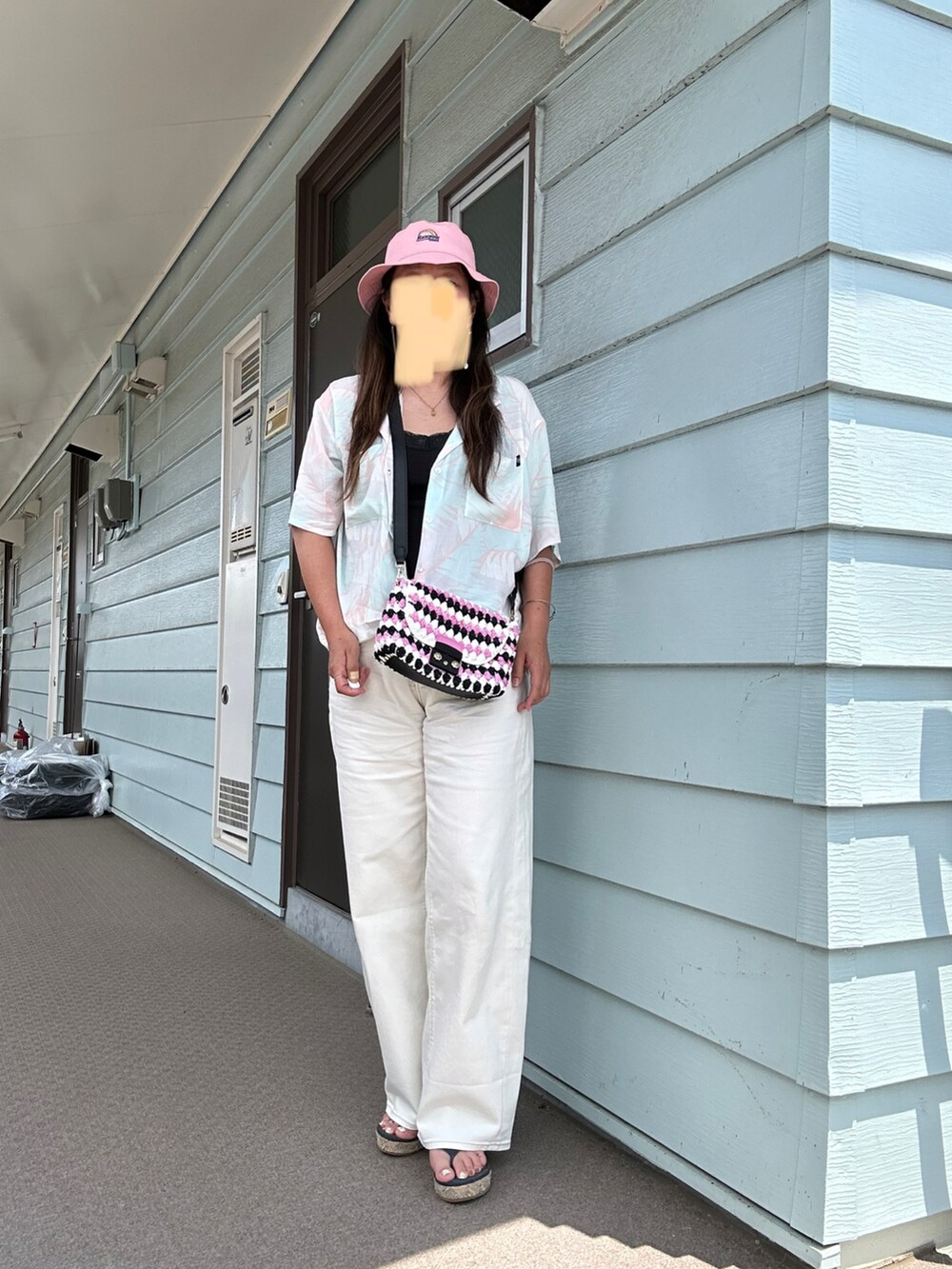 「夏、夏コーデ、オトナカジュアル、オトナ女子、ぽっちゃり、おばちゃん、休日スタイル、バケハ、ホワイトパンツ、シャツスタイル、ピンク」｜「GUのアイテム（デニムパンツ、ホワイト系）」を使った、Qumingさん（レディース・163cm）の夏コーディネートの3枚目の写真