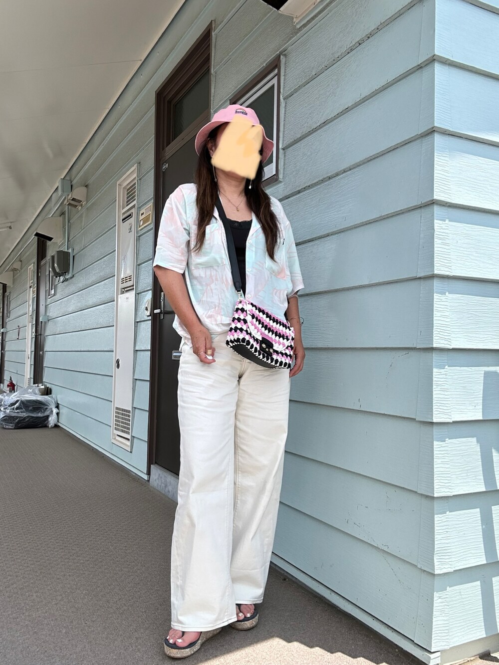 「夏、夏コーデ、オトナカジュアル、オトナ女子、ぽっちゃり、おばちゃん、休日スタイル、バケハ、ホワイトパンツ、シャツスタイル、ピンク」｜「GUのアイテム（デニムパンツ、ホワイト系）」を使った、Qumingさん（レディース・163cm）の夏コーディネートの2枚目の写真