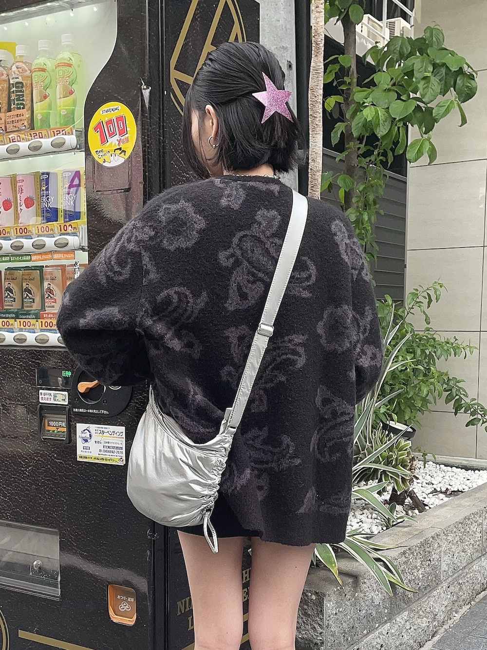 グレー系のジャケット/アウター、シルバー系のバッグ、パープル系のソックス/靴下を着用したレディースの春コーディネートの3枚目の写真