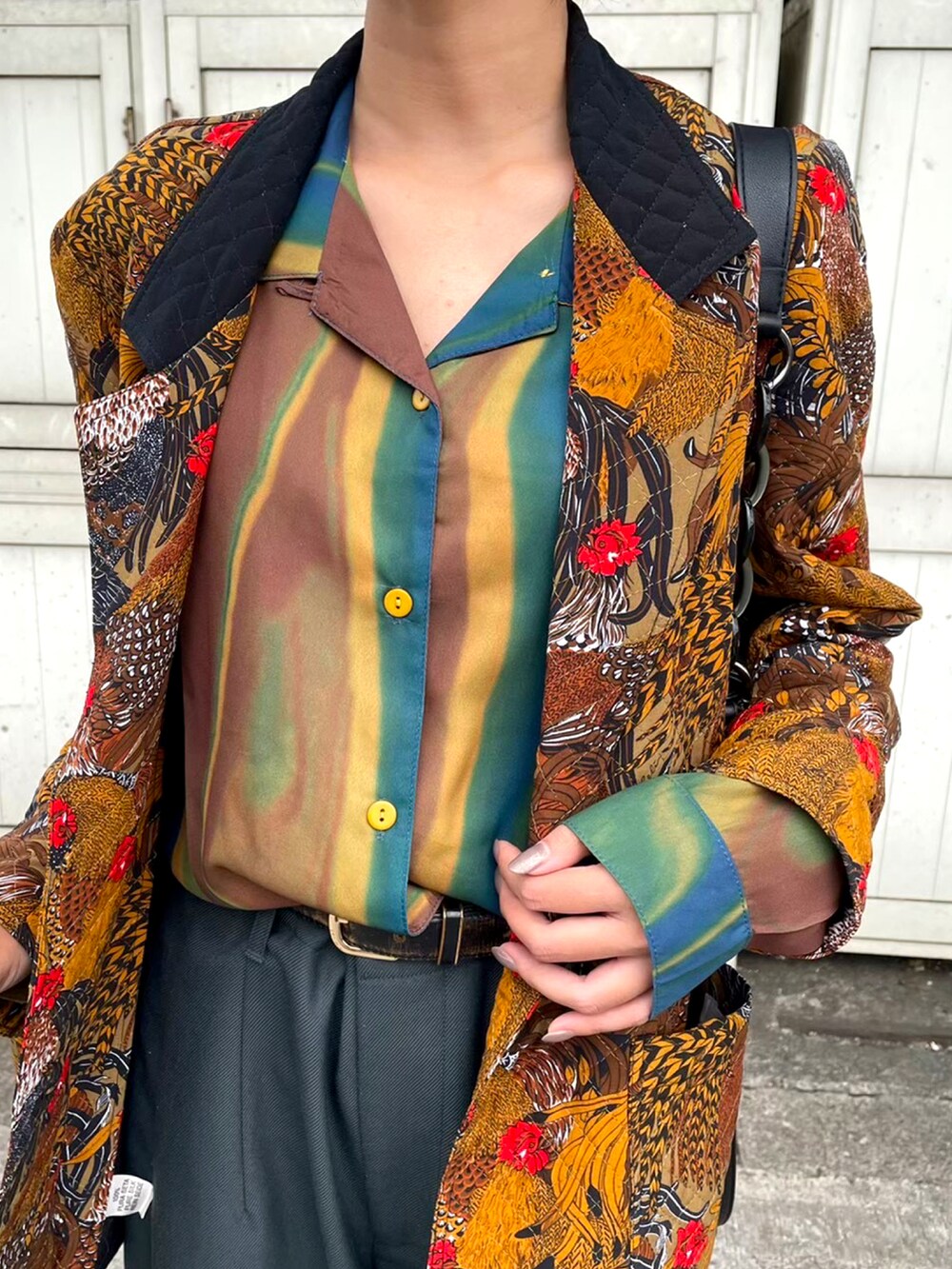 グリーン系のパンツを着用したレディースの春コーディネートの3枚目の写真