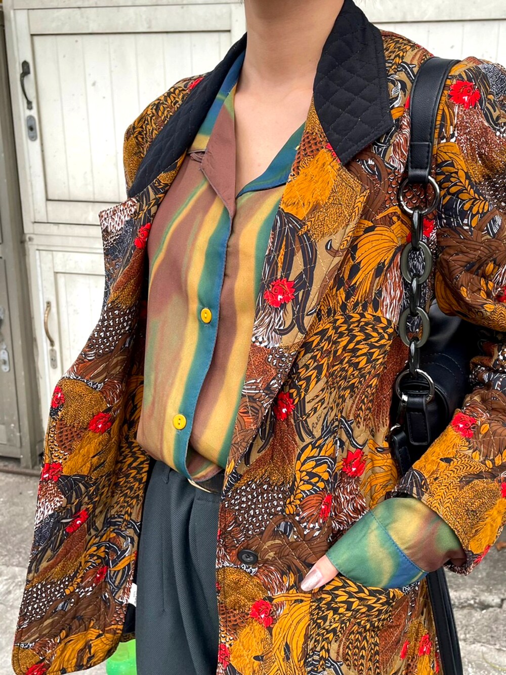 グリーン系のパンツを着用したレディースの春コーディネートの2枚目の写真