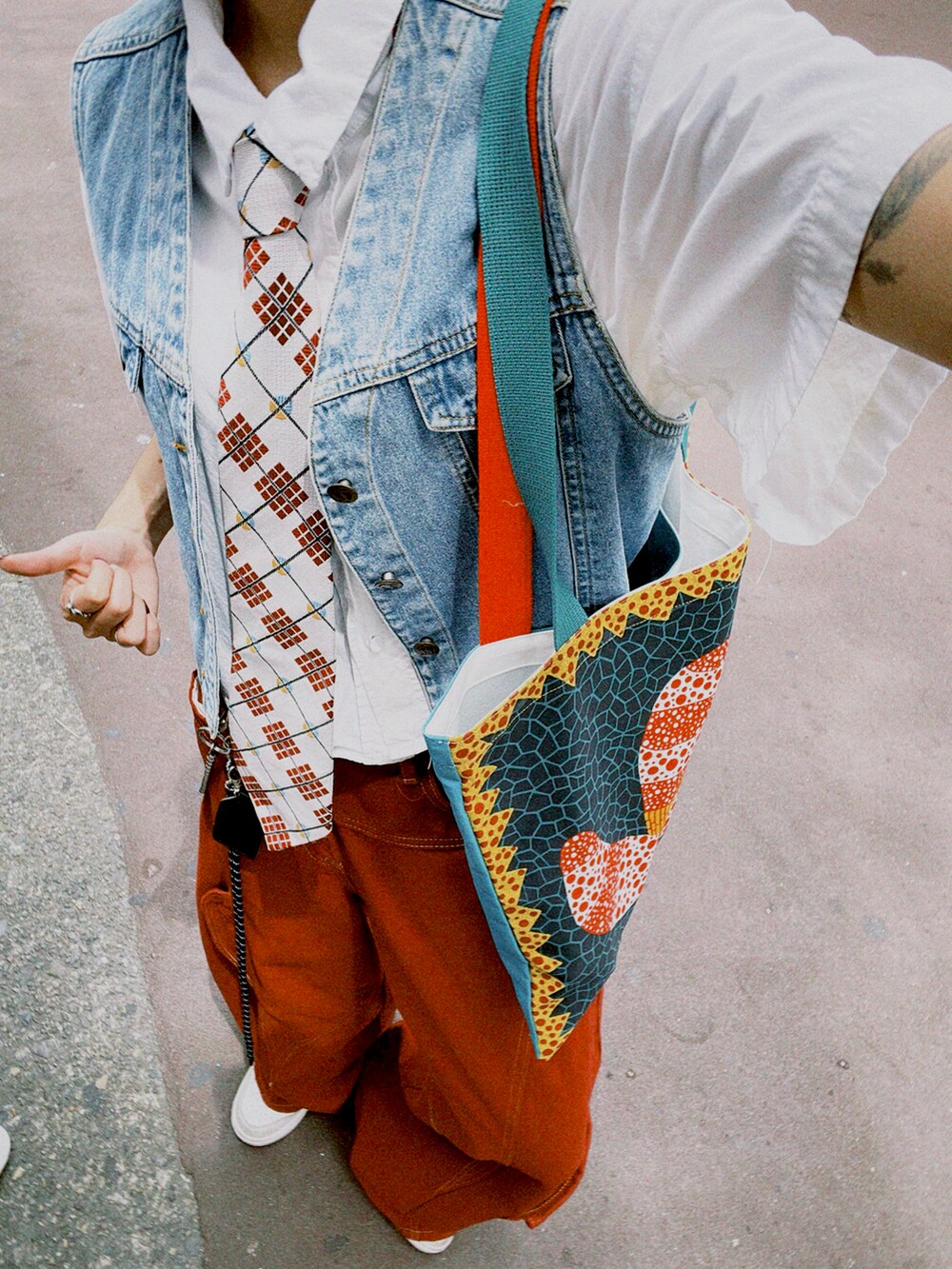 その他のショルダーバッグを着用したレディースの夏コーディネートの3枚目の写真