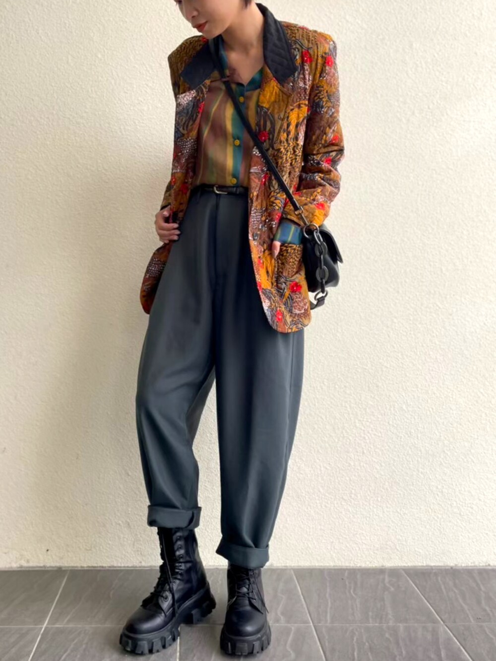 グリーン系のパンツを着用したレディースの春コーディネートの4枚目の写真