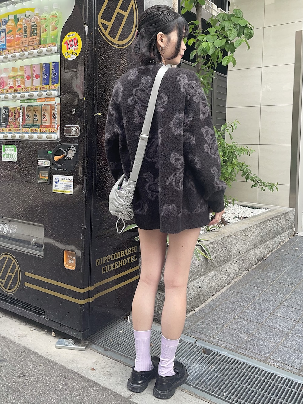 グレー系のジャケット/アウター、シルバー系のバッグ、パープル系のソックス/靴下を着用したレディースの春コーディネートの2枚目の写真