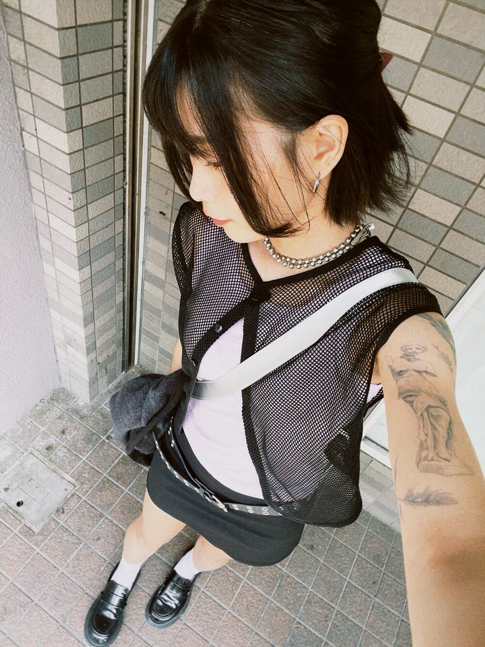 グレー系のジャケット/アウター、シルバー系のバッグ、パープル系のソックス/靴下を着用したレディースの春コーディネートの4枚目の写真