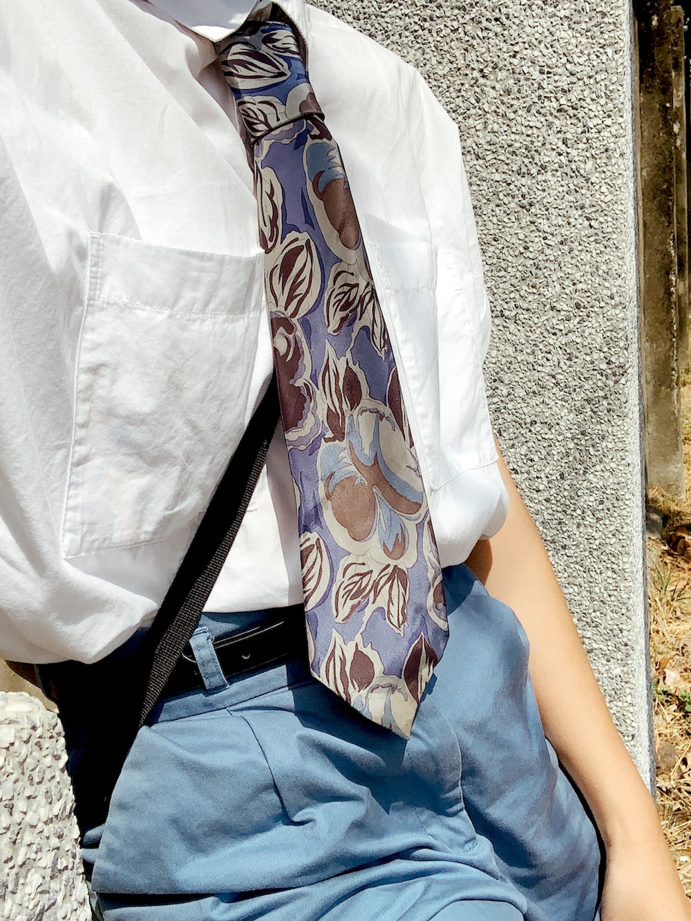 ブルー系のカーゴパンツ、ホワイト系のシャツ/ブラウスを着用したレディースの春コーディネートの2枚目の写真