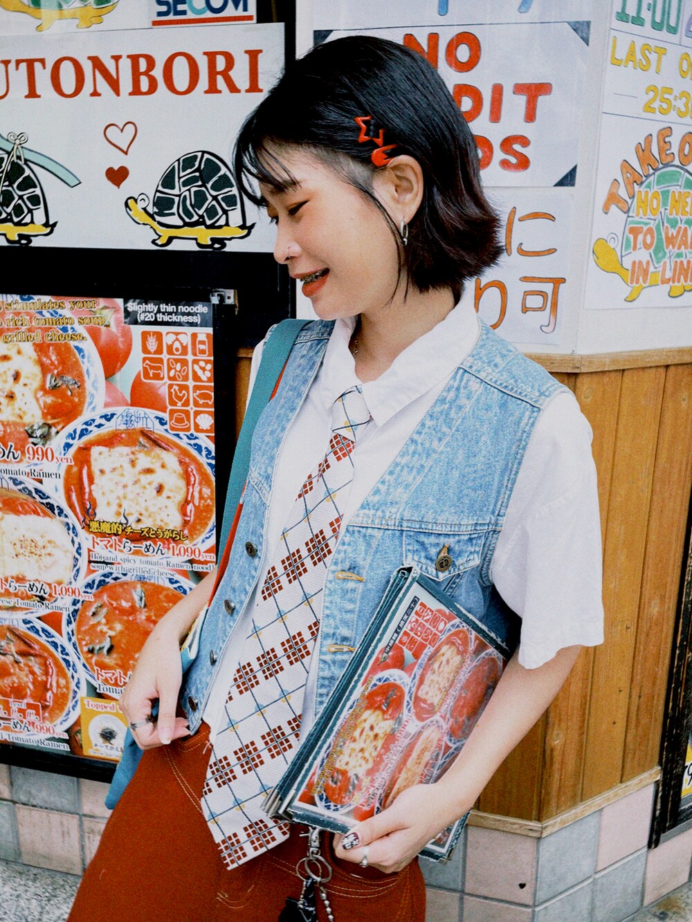 その他のショルダーバッグを着用したレディースの夏コーディネートの2枚目の写真