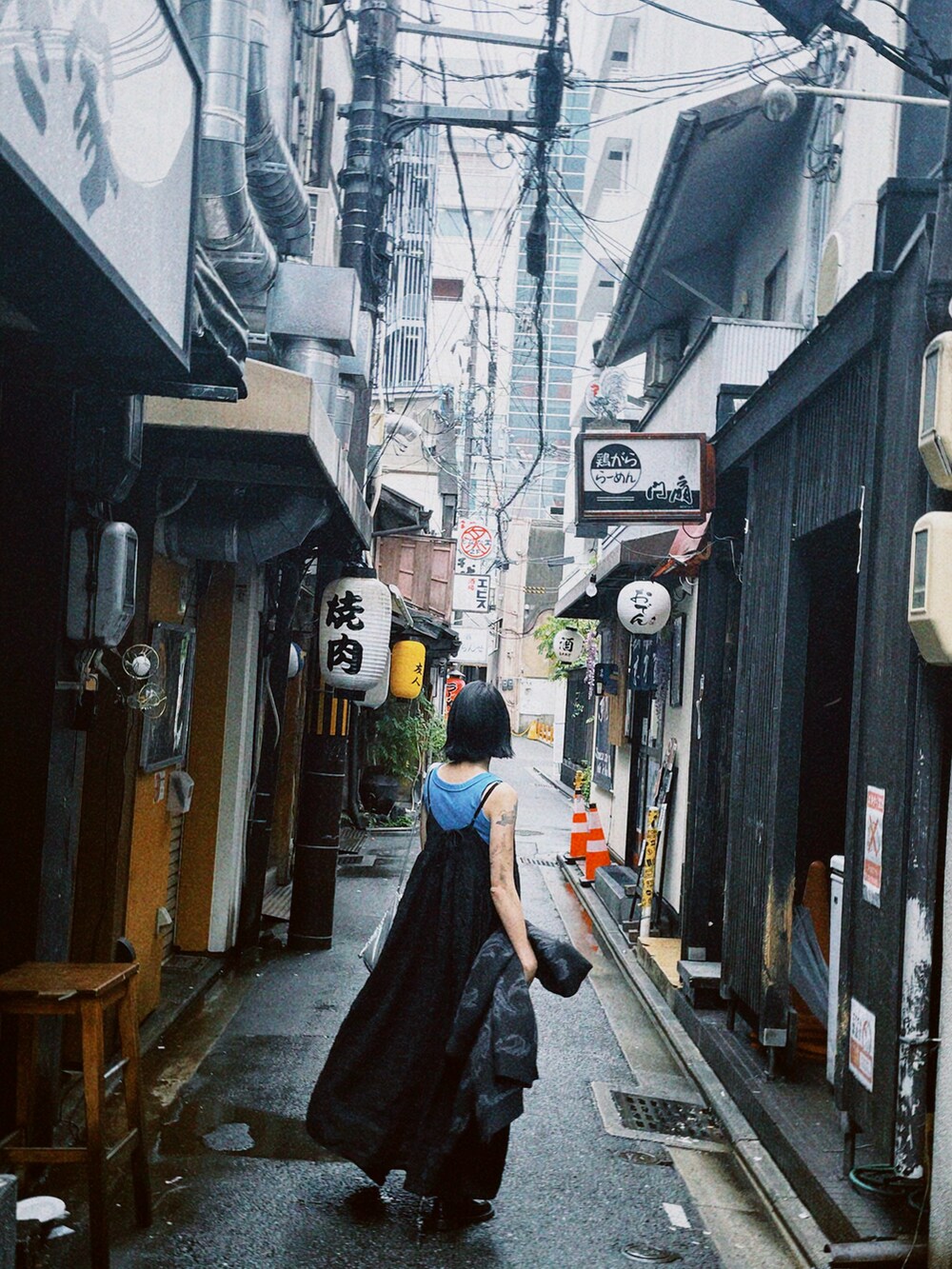 ブラック系のワンピース/ドレス、ブルー系のタンクトップを着用したレディースの夏コーディネートの3枚目の写真