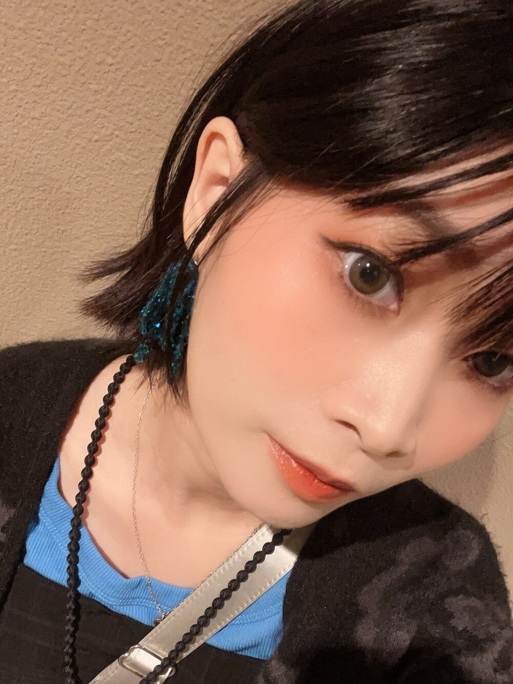 ブラック系のワンピース/ドレス、ブルー系のタンクトップを着用したレディースの夏コーディネートの2枚目の写真