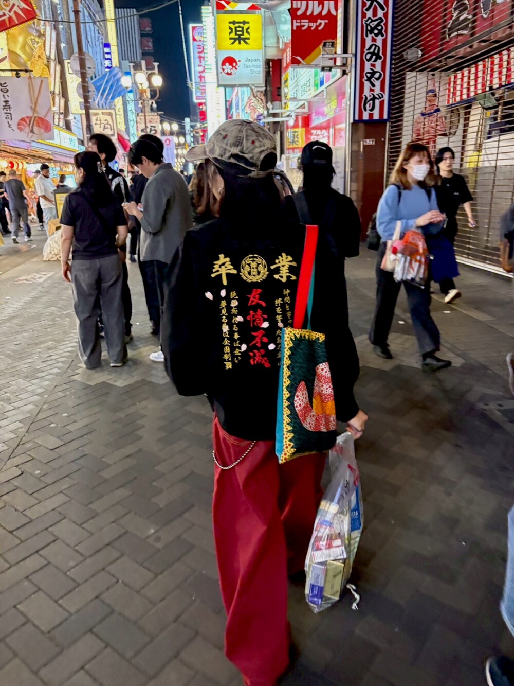 その他のショルダーバッグを着用したレディースの夏コーディネートの5枚目の写真