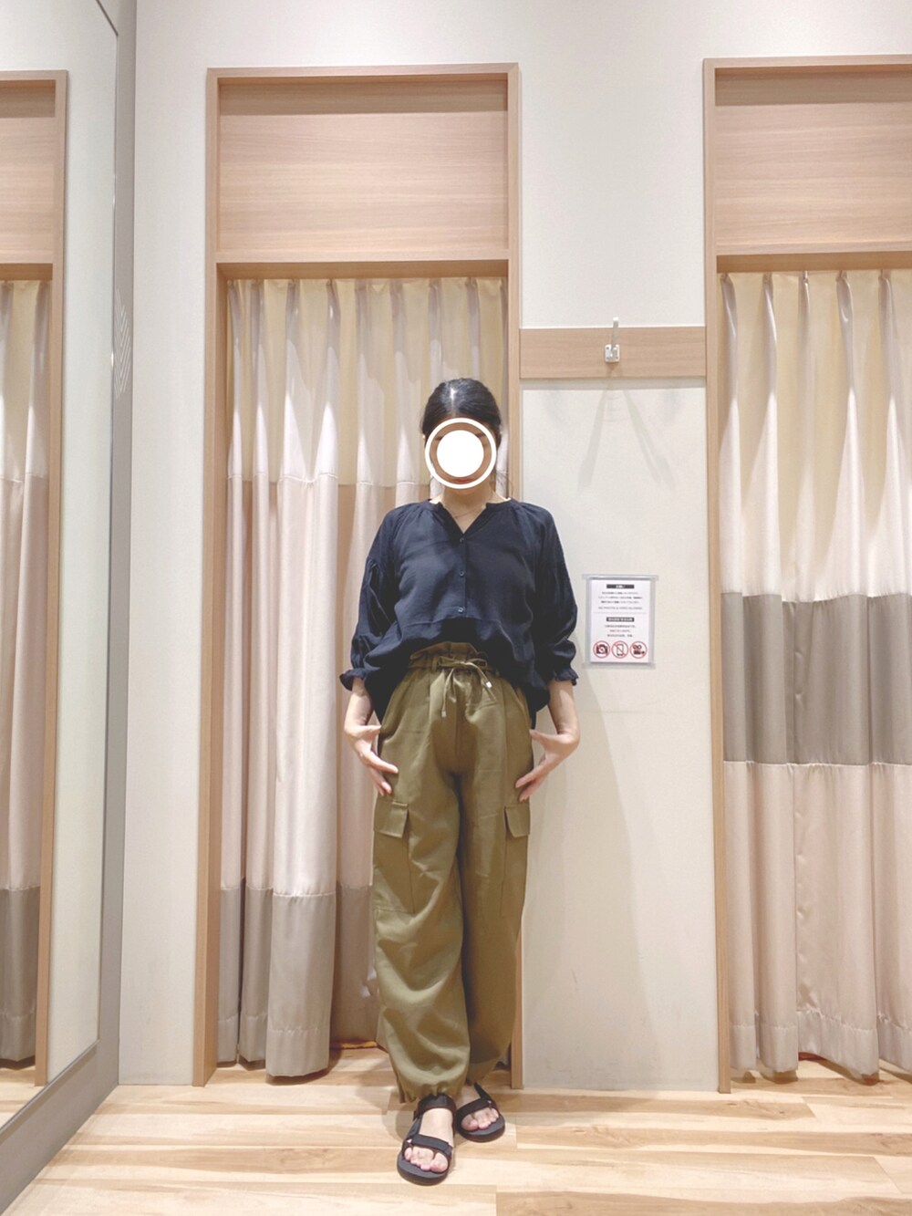 グリーン系のカーゴパンツ、ブラック系のシャツ/ブラウスを着用したレディースの夏コーディネートの3枚目の写真