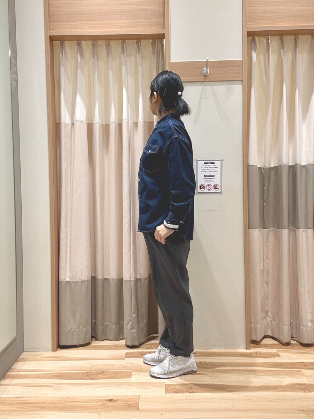 ブルー系のシャツ/ブラウス、ホワイト系のTシャツ/カットソー、グレー系のその他パンツを着用したレディースの春コーディネートの2枚目の写真