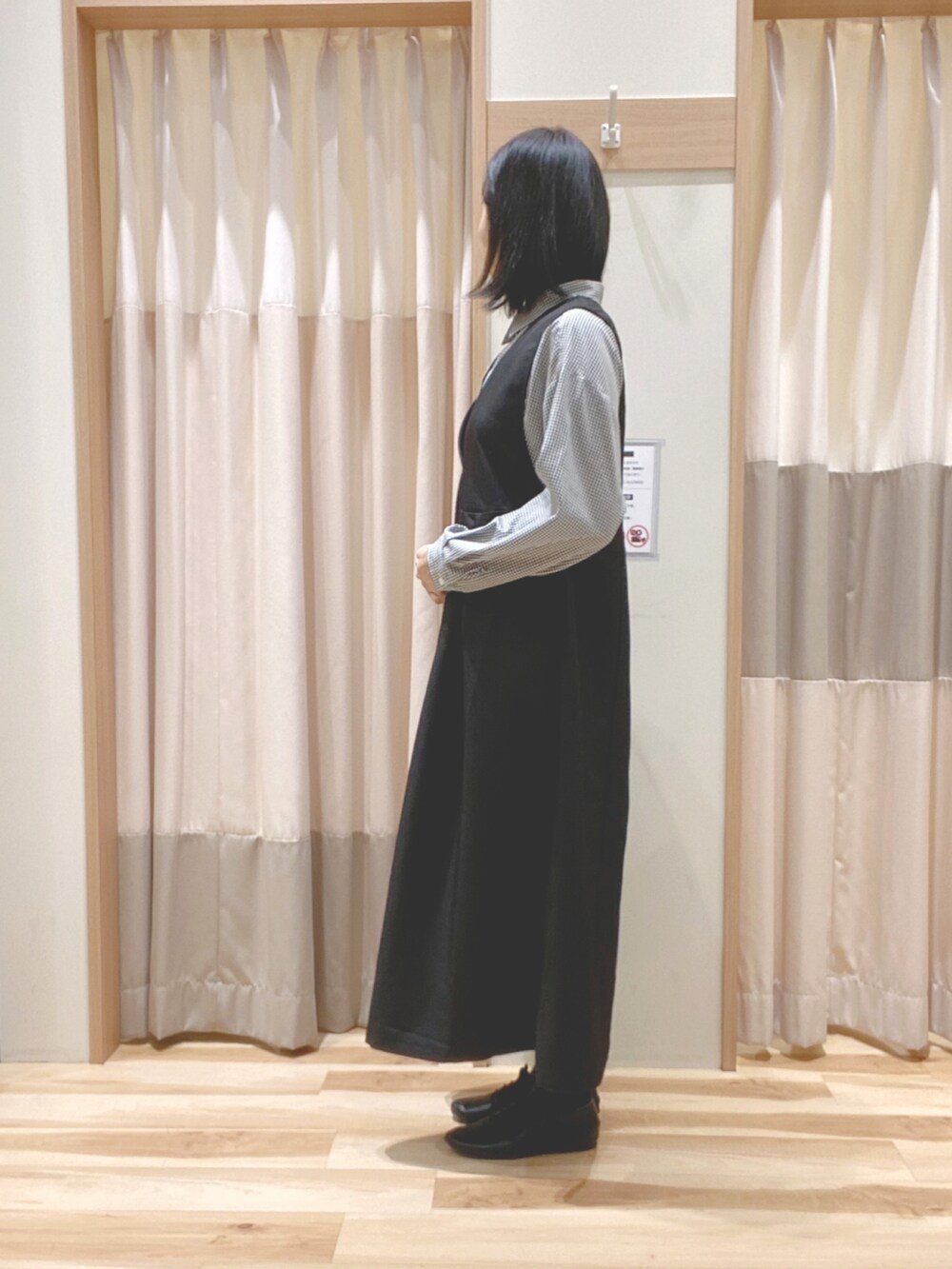 ブラック系のワンピース、ブラック系のシャツ/ブラウスを着用したレディースの春コーディネートの2枚目の写真