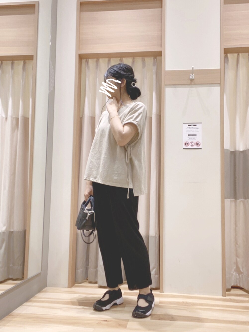 ブラック系のスニーカー、ブラック系のハンドバッグ、ブラック系のその他パンツを着用したレディースの夏コーディネートの2枚目の写真