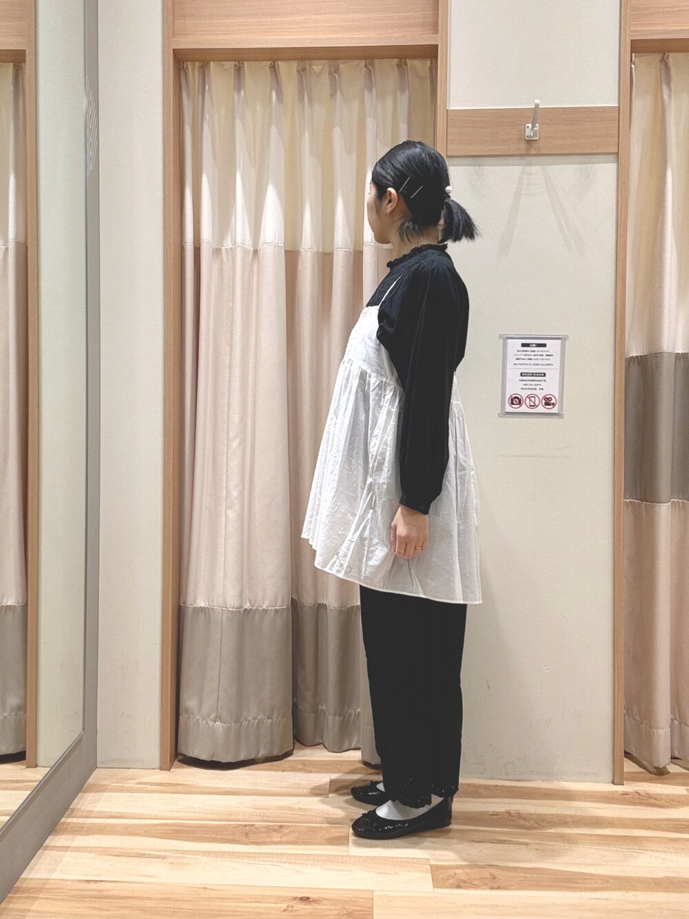 ブラック系のシャツ/ブラウス、ブラック系のその他パンツ、ブラック系のパンプスを着用したレディースの春コーディネートの2枚目の写真