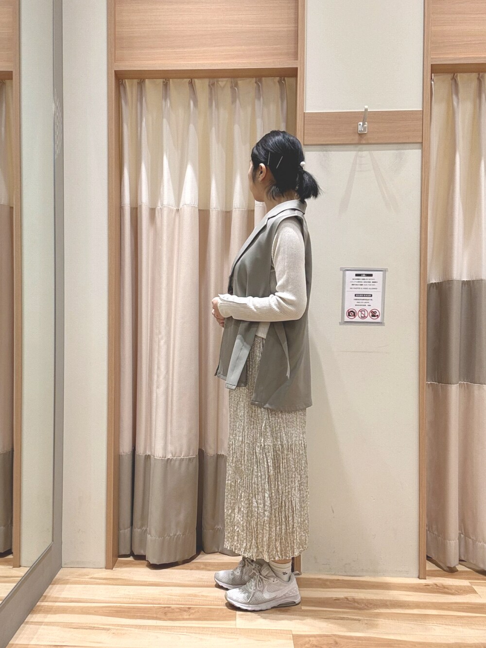 ホワイト系のニット/セーター、ベージュ系のスカート、ホワイト系のシューズを着用したレディースの春コーディネートの2枚目の写真