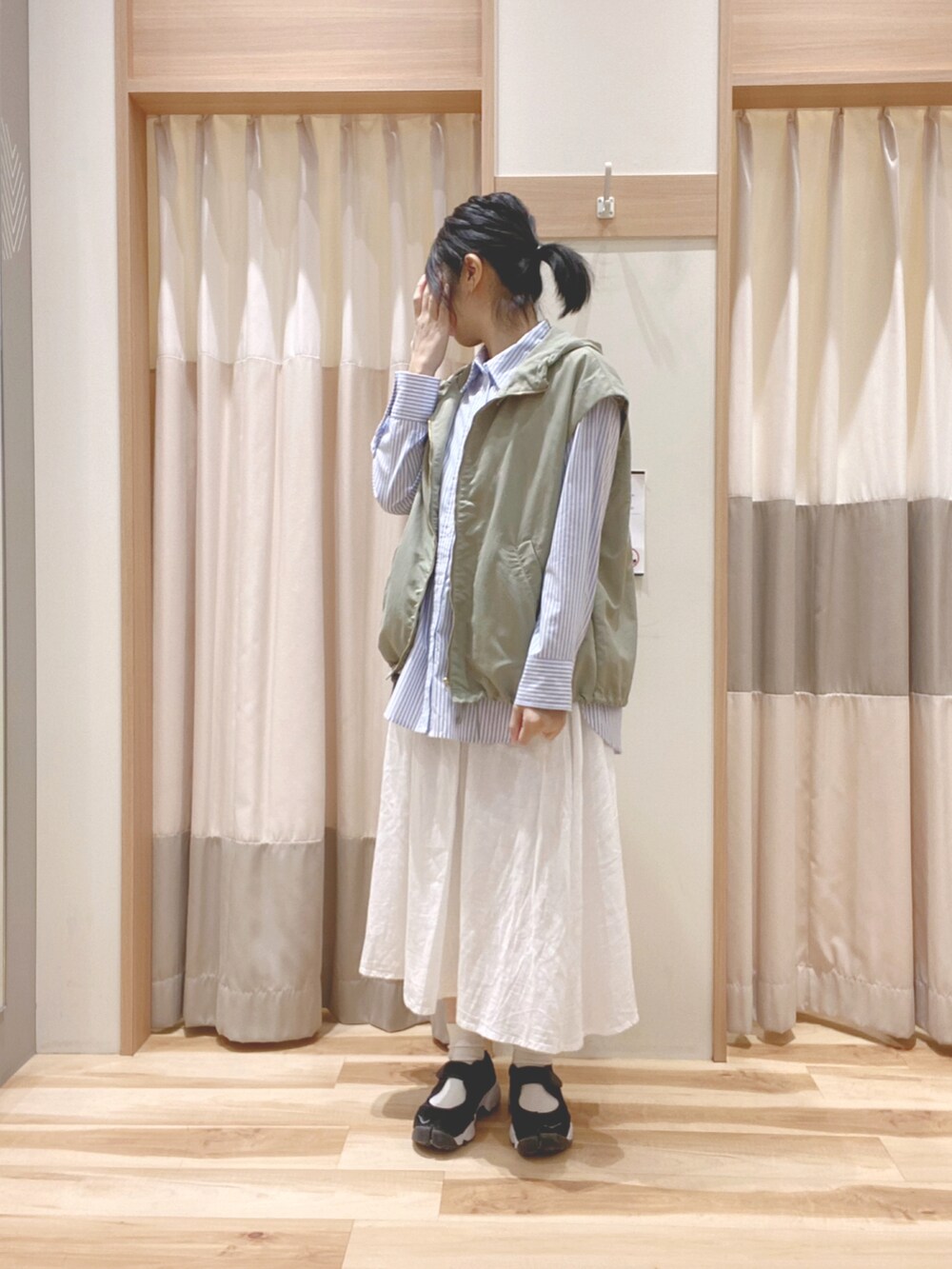 「Samansa Mos2、Samansa Mos2 blue、今日のコーデ、ootd、オトナカワイイ、カジュアルコーデ、カジュアルガーリー、ゆるコーデ、マウンテンパーカー、ホワイト、スカート、おしゃれさんと繋がりたい、いいね&フォロー よろしくお願いします☺︎」|「Samansa Mos2 blueの袖2wayマウンテンパーカー(ブルゾン、グリーン系)」を使った、344.☺︎さん(レディース・160cm)の春コーディネートの2枚目の写真