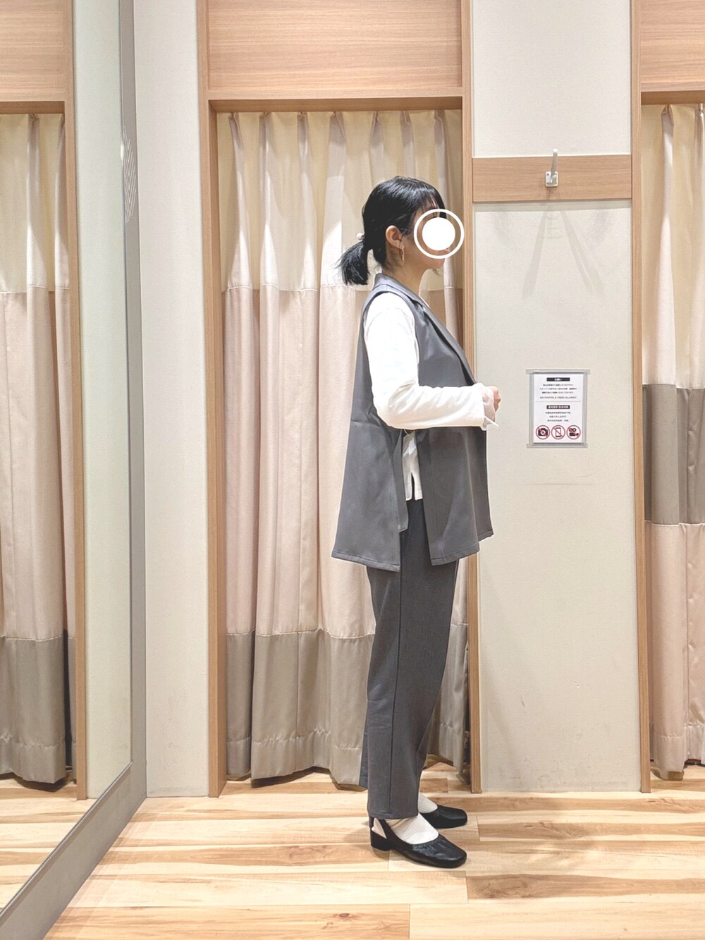 グレー系のベスト、ホワイト系のTシャツ/カットソー、グレー系のその他パンツを着用したレディースの春コーディネートの3枚目の写真