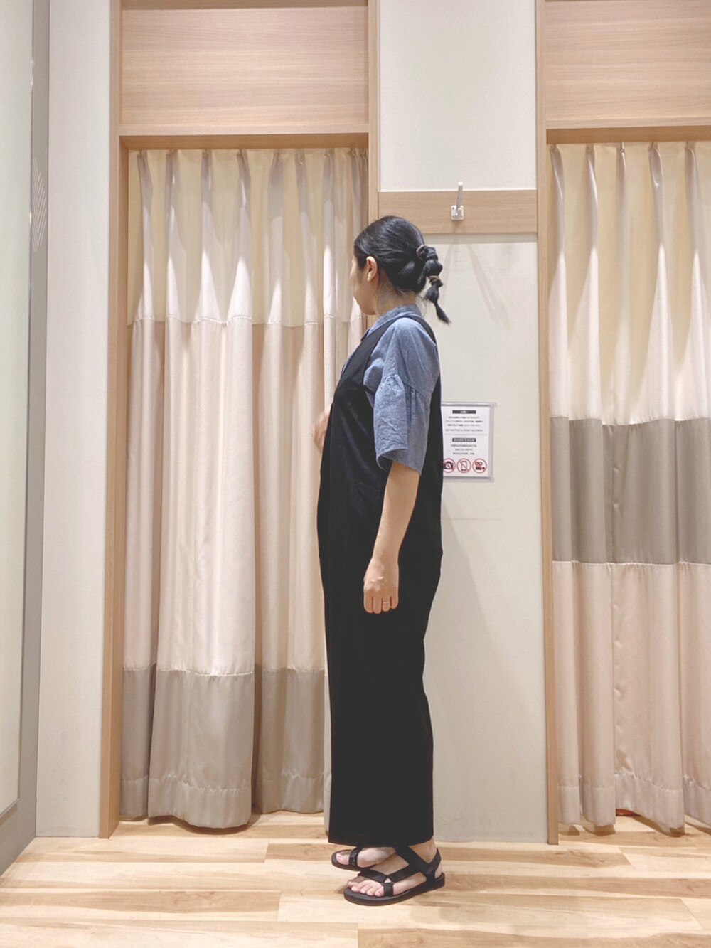 ブラック系のサロペット/オーバーオール、ブルー系のシャツ/ブラウスを着用したレディースの夏コーディネートの2枚目の写真