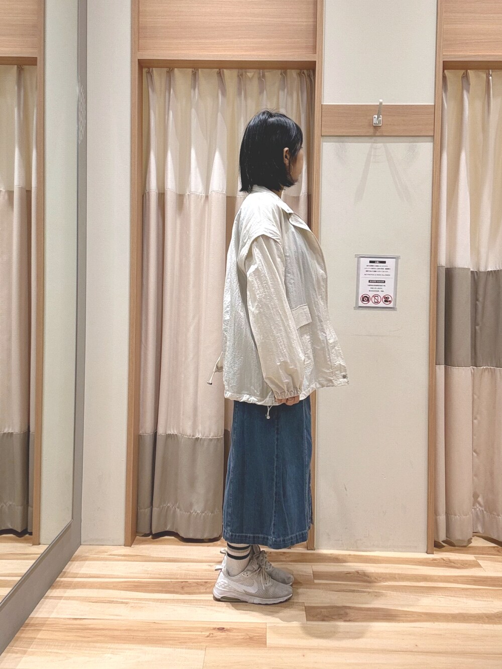ホワイト系のブルゾン、ブルー系のワンピース、ホワイト系のTシャツ/カットソーを着用したレディースの春コーディネートの2枚目の写真