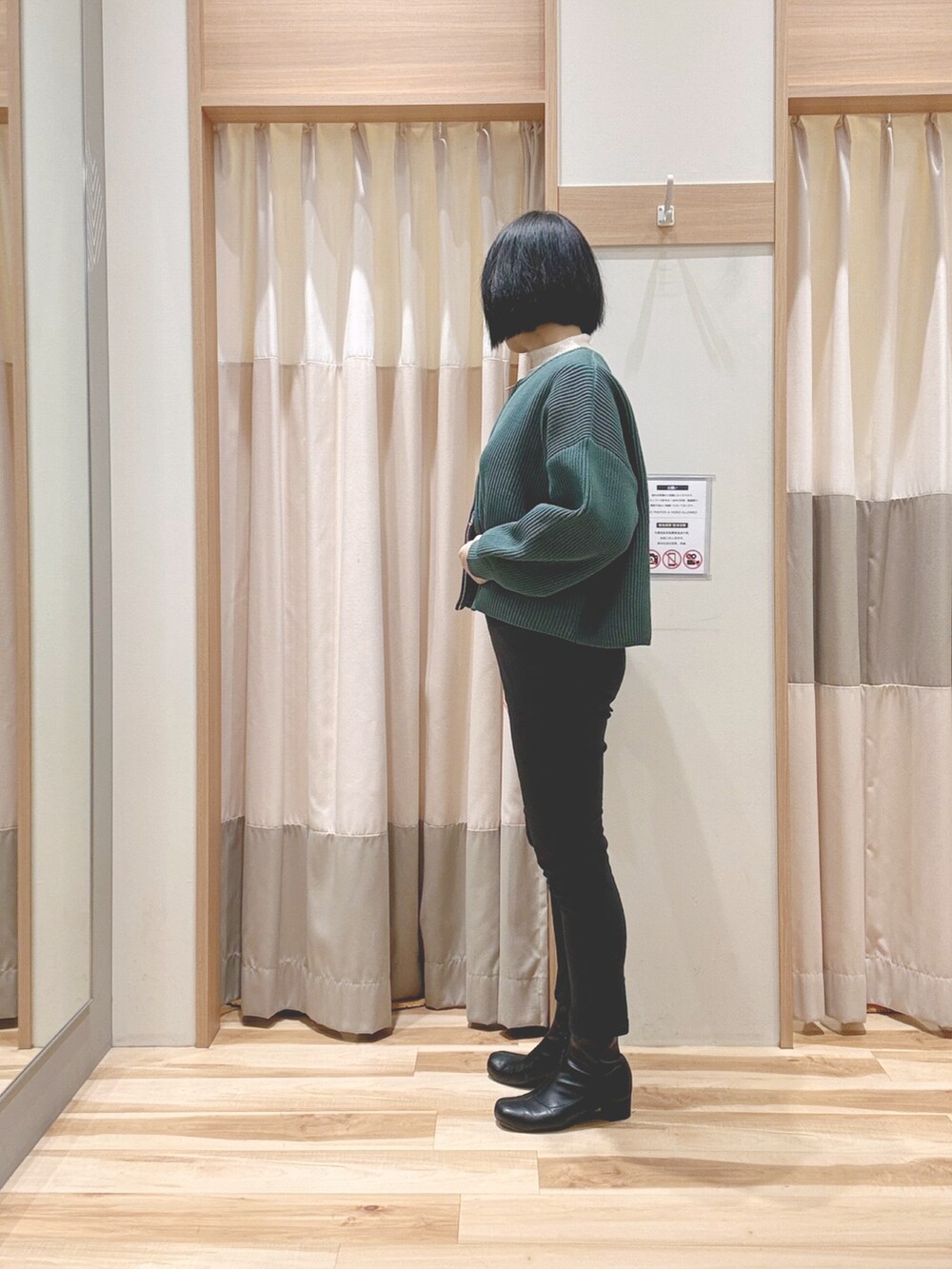 グリーン系のカーディガン/ボレロ、ブラック系のその他パンツ、ブラック系のブーツを着用したレディースの冬コーディネートの2枚目の写真