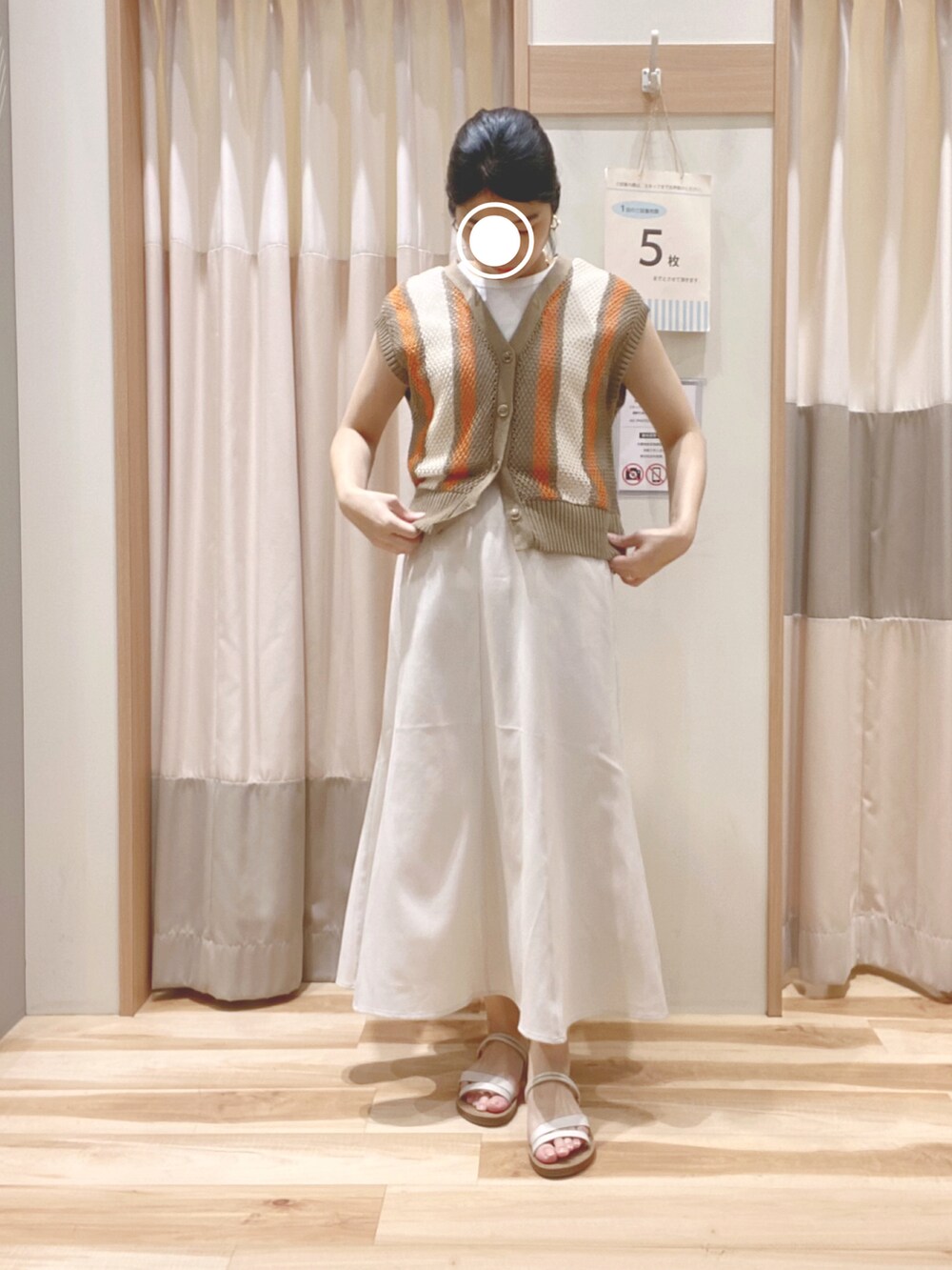 ホワイト系のTシャツ/カットソー、ホワイト系のスカート、ホワイト系のサンダルを着用したレディースの春コーディネートの2枚目の写真