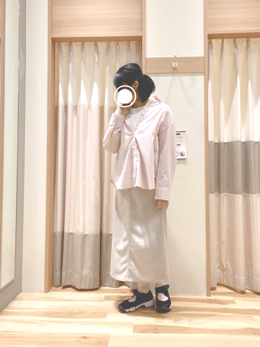 ベージュ系のスカート、ピンク系のシャツ/ブラウス、ホワイト系のTシャツ/カットソーを着用したレディースの春コーディネートの2枚目の写真