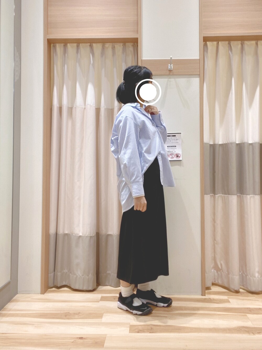 ブラック系のスカート、ブルー系のシャツ/ブラウス、ホワイト系のTシャツ/カットソーを着用したレディースの春コーディネートの2枚目の写真