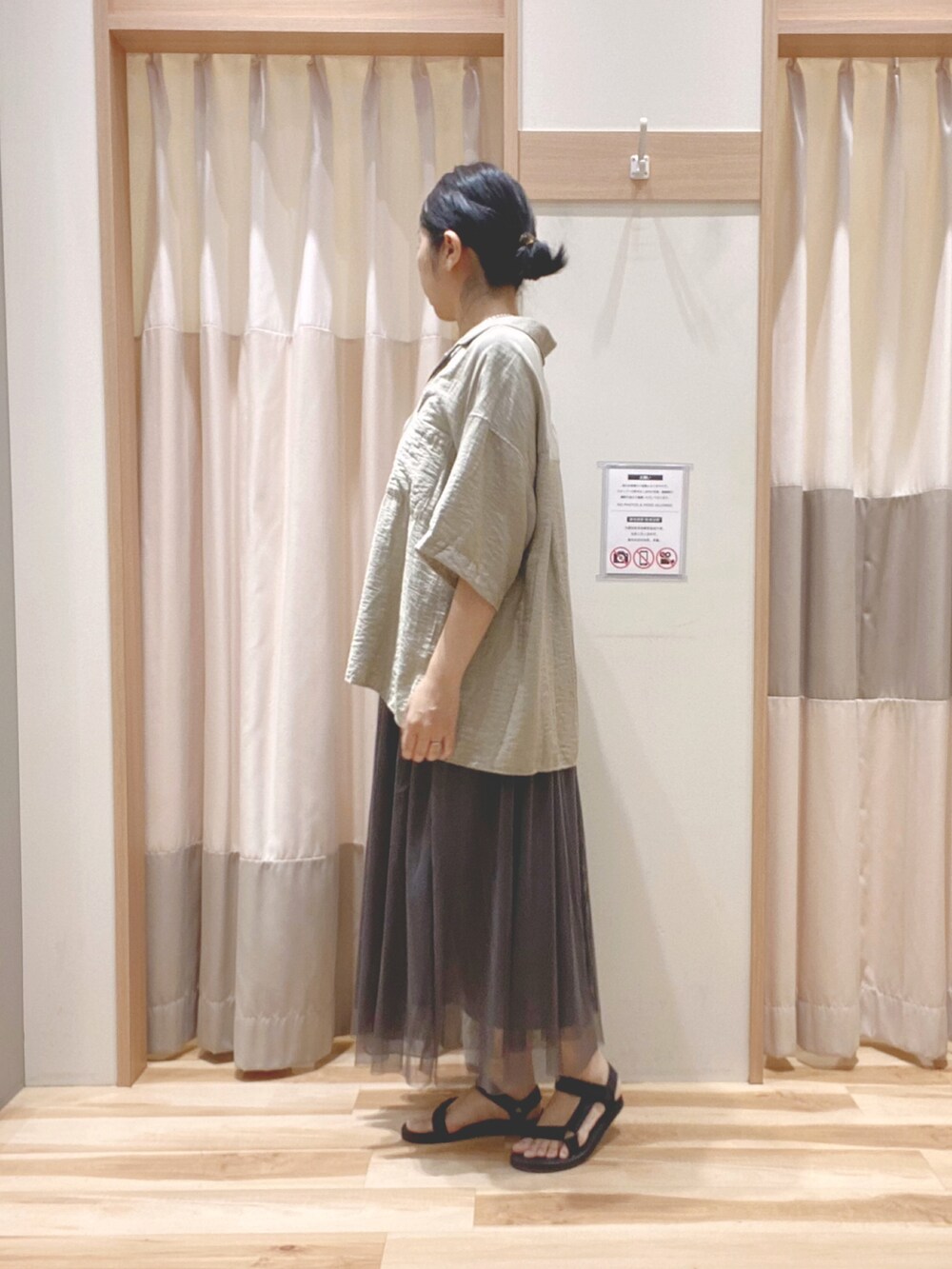 グリーン系のシャツ/ブラウス、グレー系のスカート、ブラック系のシューズを着用したレディースの夏コーディネートの2枚目の写真