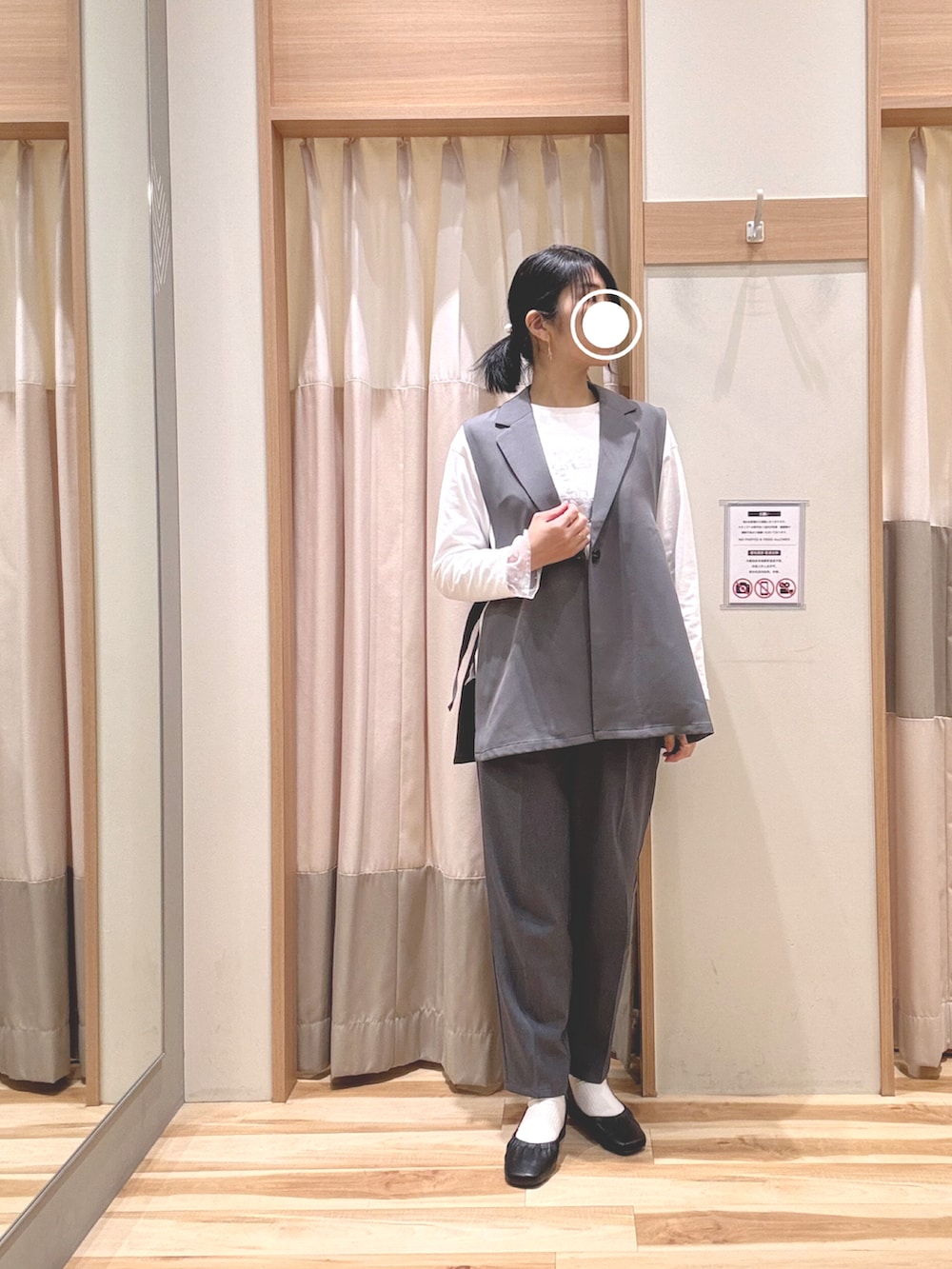 グレー系のベスト、ホワイト系のTシャツ/カットソー、グレー系のその他パンツを着用したレディースの春コーディネートの2枚目の写真
